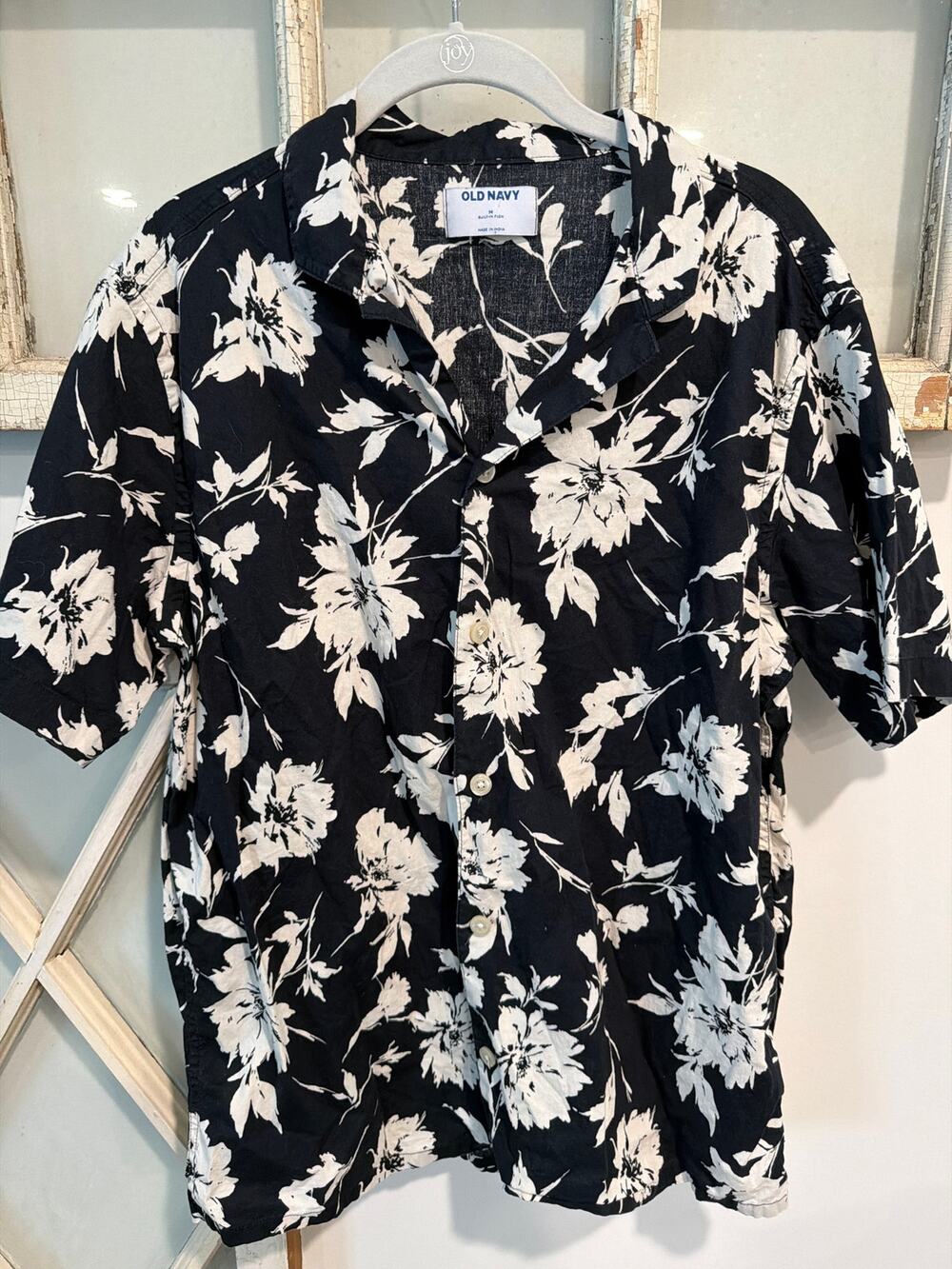 Old Navy men’s size medium black and white floral button down shirt